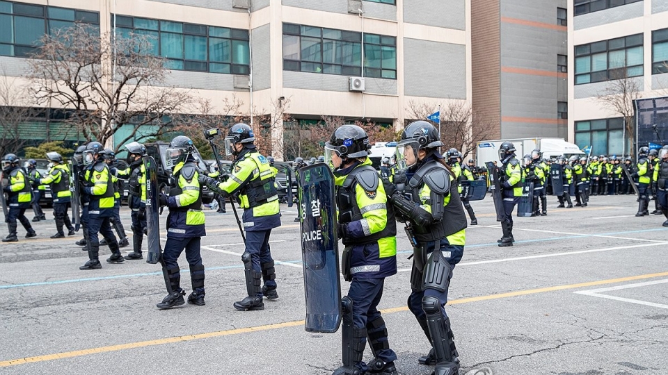 12000_canh_sat_co_dong_duoc_trien_khai_de_bao_ve_seoul_anh_yonhap_news_20250320132237.jpg