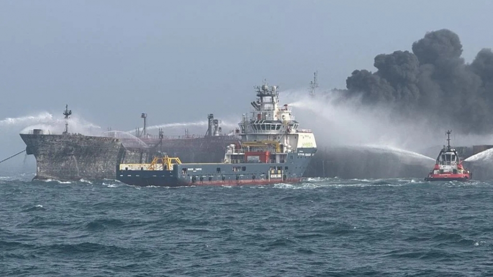1444x920_at_sea_united_kingdom_march_10_fire_and_rescue_services_attend_after_a_collision_between_oi_20250311091533.jpg