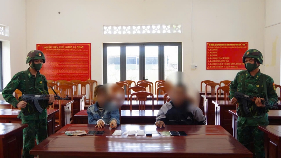 2. Hai đối tượng Lê Thị Kim Liên và Nguyễn Hải Hồ cùng tang vật vi phạm tại Đồn Biên phòng Phước Lộc.jpg
