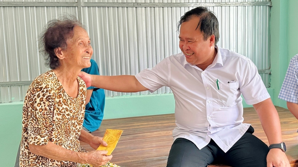 4_ong_nguyen_minh_luan_pho_chu_tich_ubnd_tinh_ca_mau_tham_hoi_dong_vien_ho_dan_kho_khan_duoc_ban_giao_nha_moi.jpg