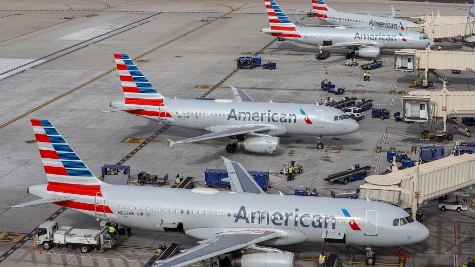 American_Airlines_aircraft_at_PHX_(N657AW,_N837AW,_N604AW,_N845NN)_-_Quintin_Soloviev.jpg