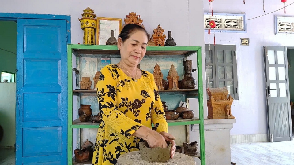 Bà Hoà đang nặn gốm tại nhà.jpg