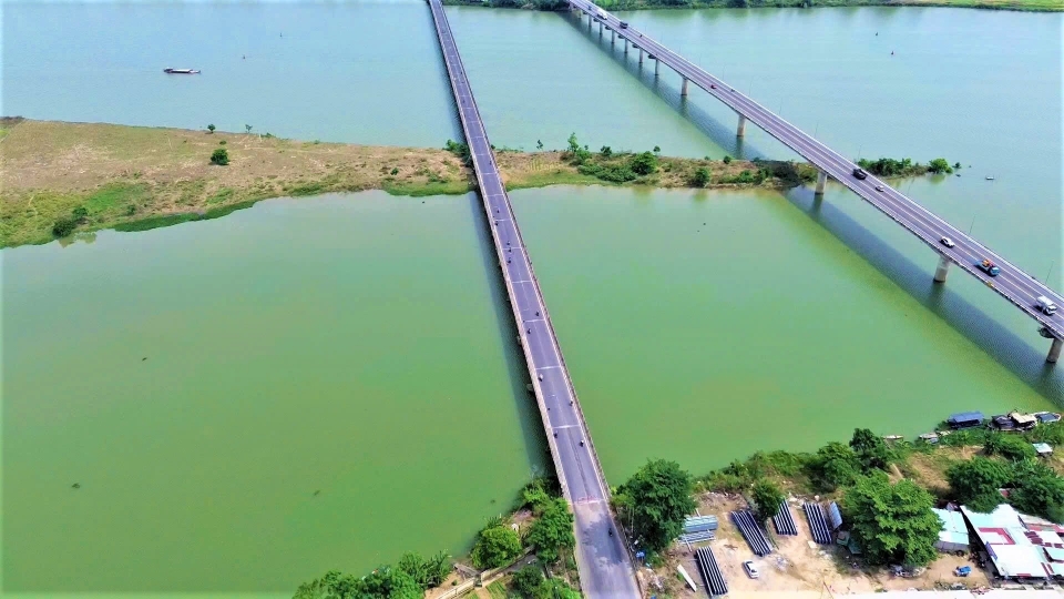 Các phương tiện lưu thông qua 2 cây cầu Câu Lâu cũ (bên trái) và cầu Câu Lâu mới (bên phải)..jpg