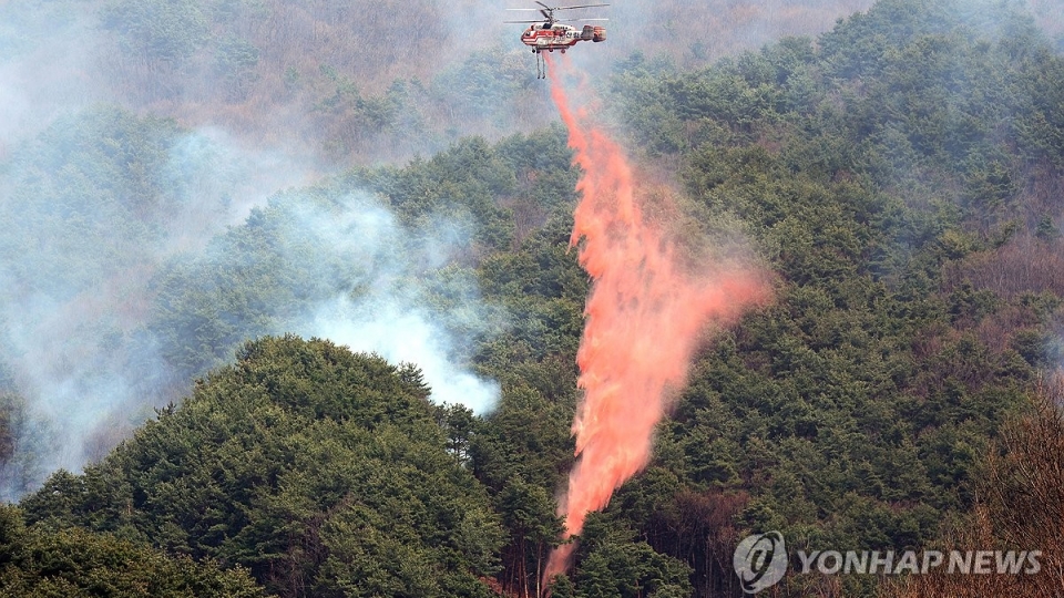 Công các chữa cháy vẫn đang được tiến hành khẩn trương (ảnh Yonhap News).jpg