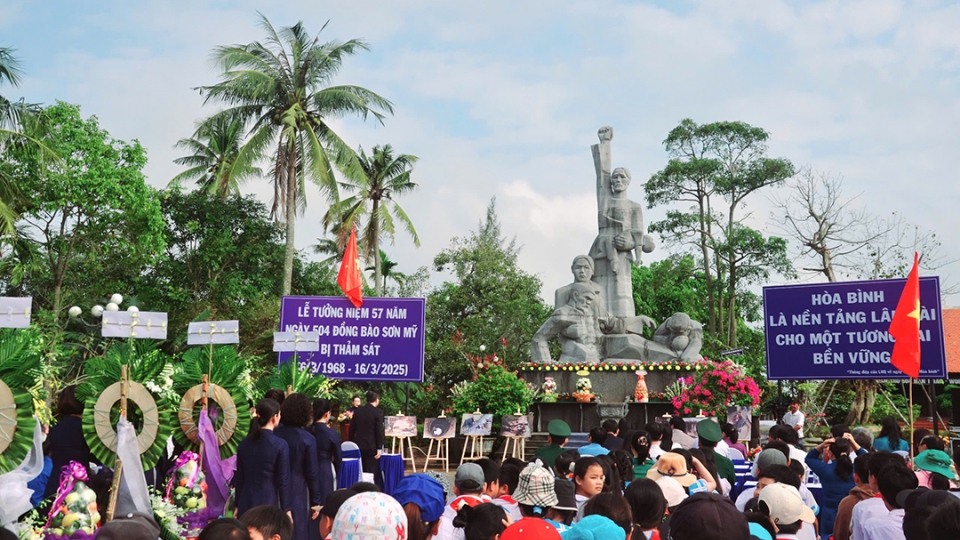 Các đoàn đại biểu, học sinh, sinh viên và nhân dân Sơn Mỹ dự lễ tưởng niệm.jpg