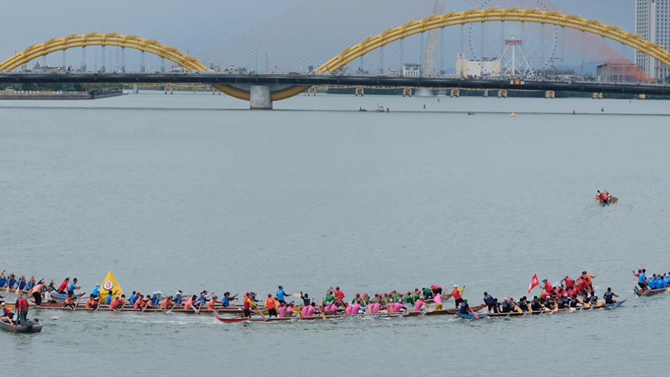 Các thuyền Nam nối nhau quay đầu tại phao tiêu.jpg