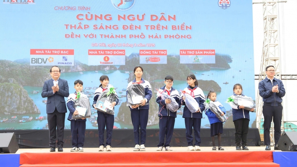 Chương trình tặng quà, động viên con em ngư dân hiếu học tại huyện đảo Cát Hải..jpg
