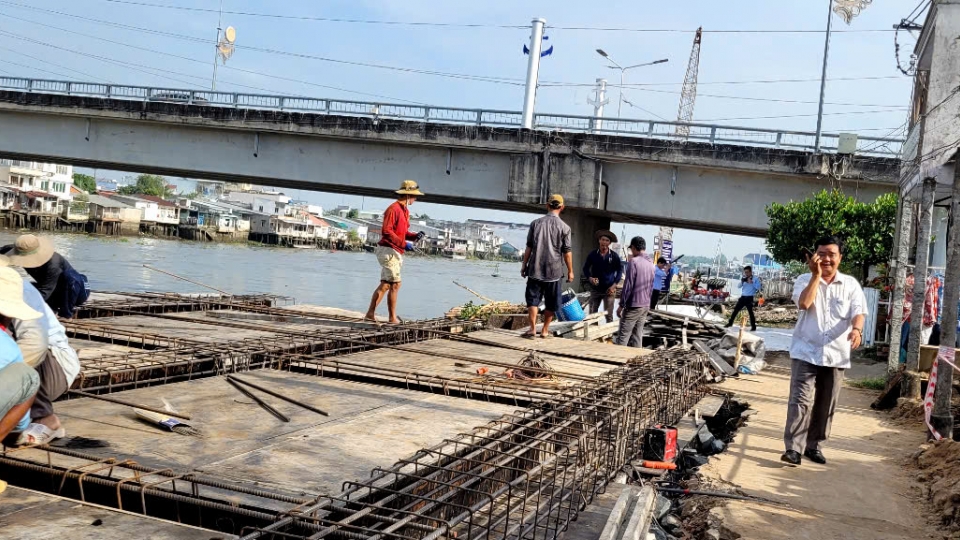 Dự án xây kè chống sạt lở sông Cái Bè do công ty cổ phần đầu tư xây dựng thủy lợi TICCO thi công từ nguồn vốn đầu tư công năm 2025.jpg