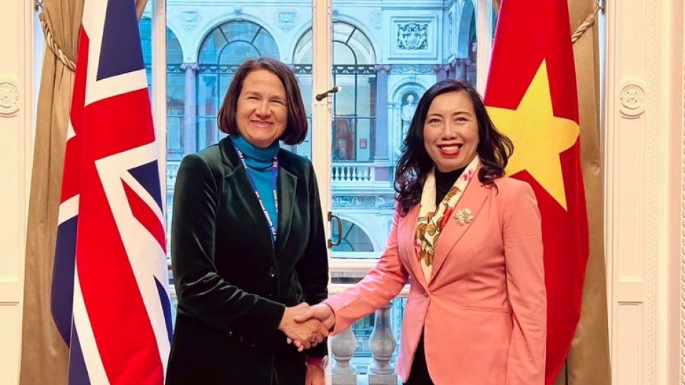 Deputy FM Thu Hang and UK diplomat.jpg