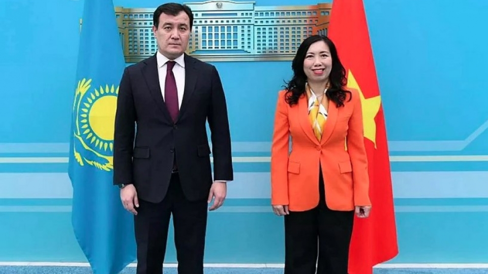 Deputy Foreign Minister Le Thi Thu Hang and Kazakh Deputy Foreign Minister A. Bakayev.jpg