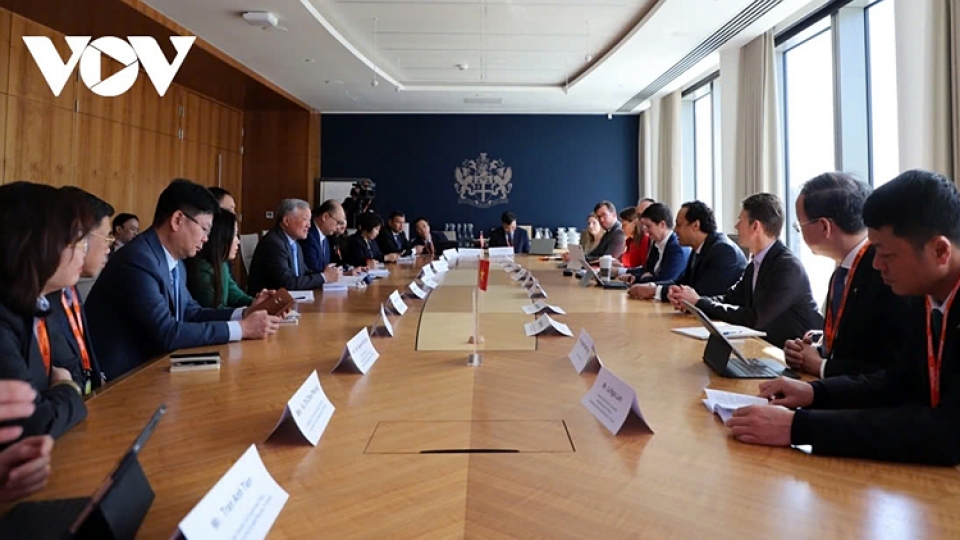 Deputy PM Nguyen Hoa BInh works with the CEO of London Stock Exchange 1.jpg