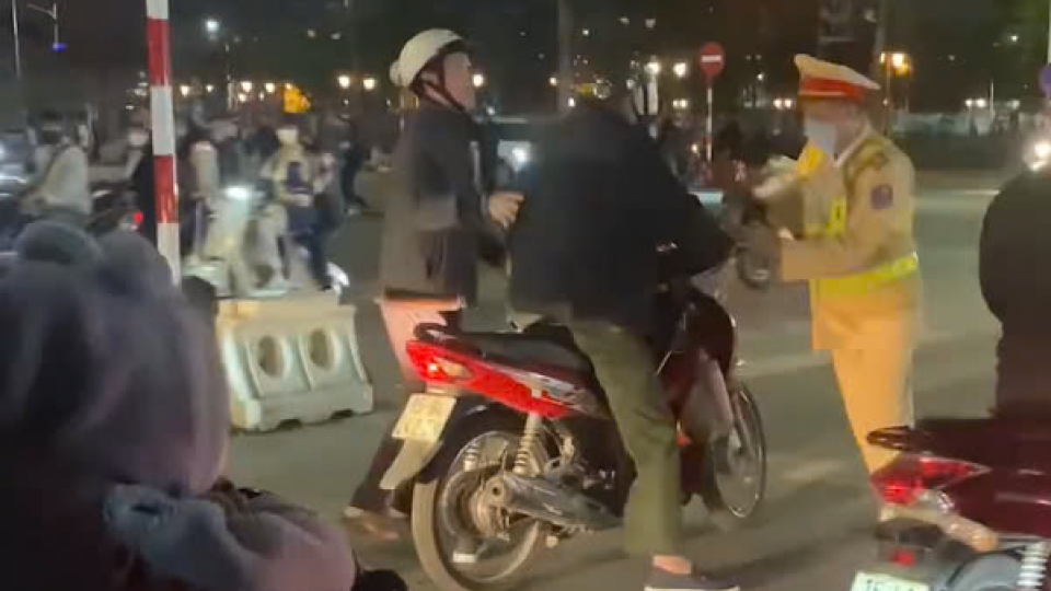 Hai người đàn ông có hành vi tấn công CSGT khi được yêu cầu dừng xe, kiểm tra nồng độ cồn..jpg