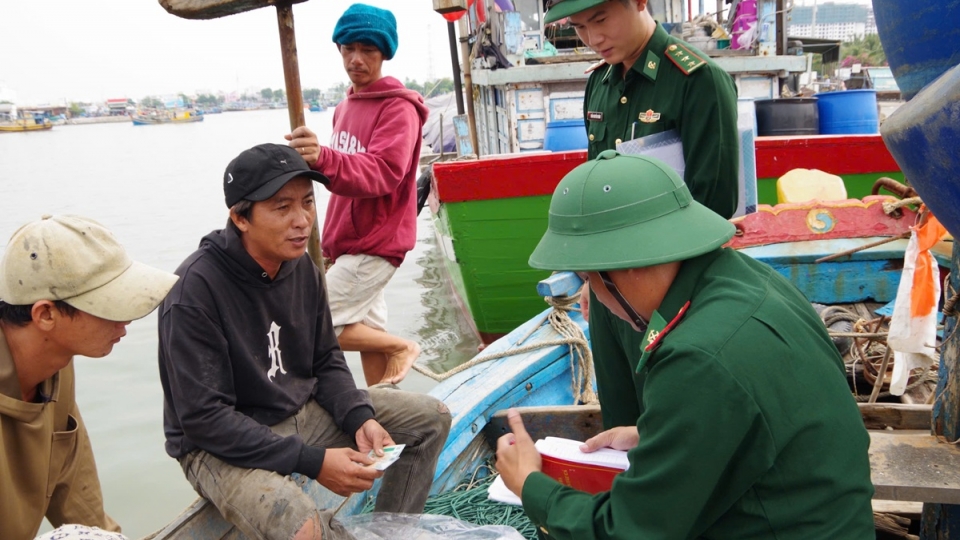 Kiểm tra các thủ tục theo quy định của pháp luật đối với người và phương tiện tham gia khai thác thủy sản .jpg