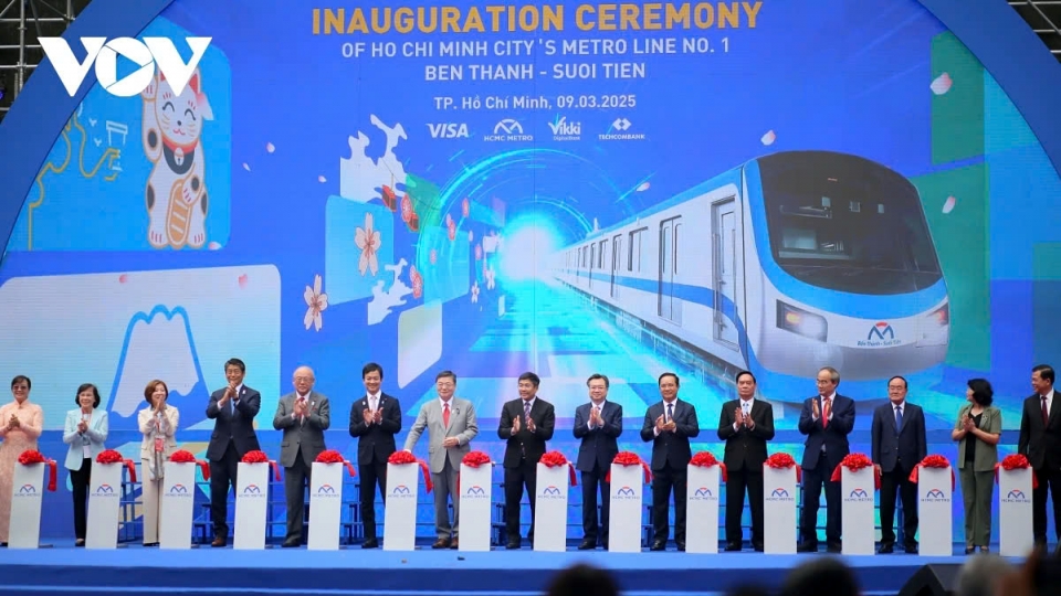 Leaders and Vietnam and Japan cut the red ribbom inaugurating the Metro Line No.1 in HCM City.jpg