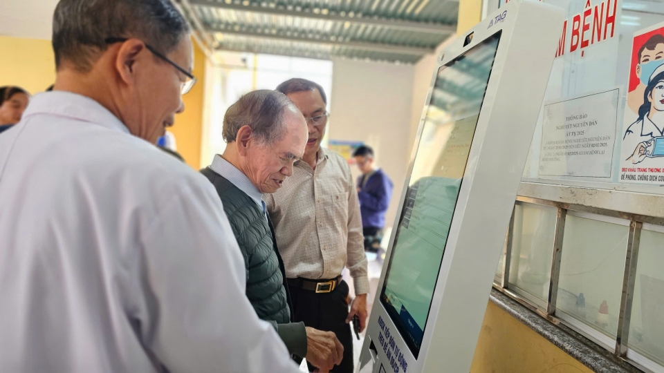 Người dân ứng dụng ki ốt y tế thông minh trong khám bệnh ở Trung tâm Y tế thị xã Hương Thủy.jpg