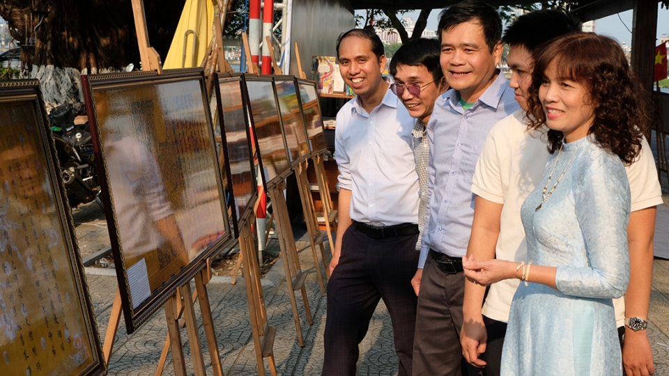 Người dân tham quan triển lãm.jpg