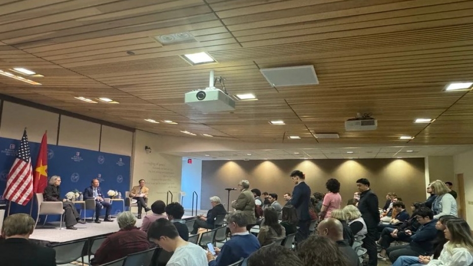Overview of the venue, with over 100 scholars and students attending the event.jpg