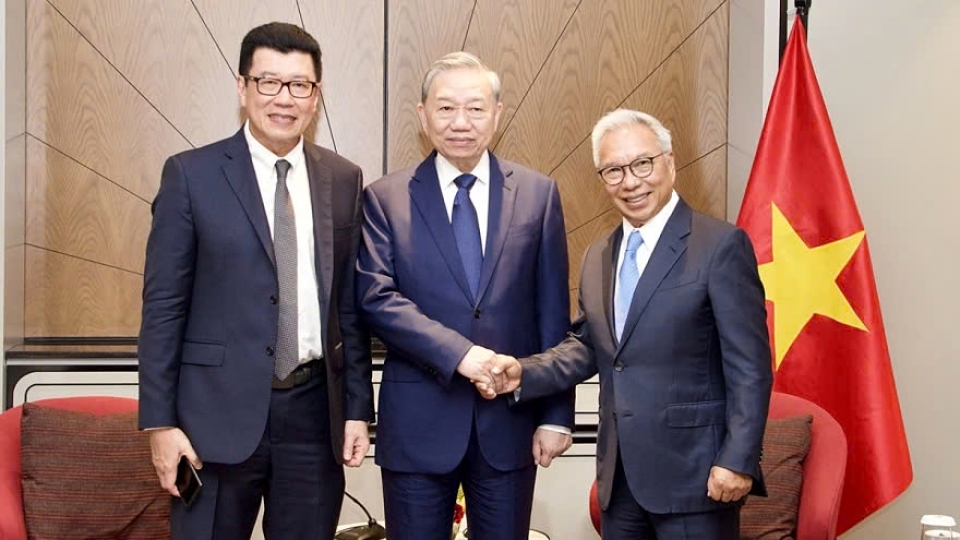 Party leader TO Lam and Budiarsa Sastrawinata of Ciputra 1.jpg