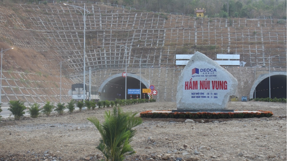 Phía Nam hầm Núi Vung.JPG