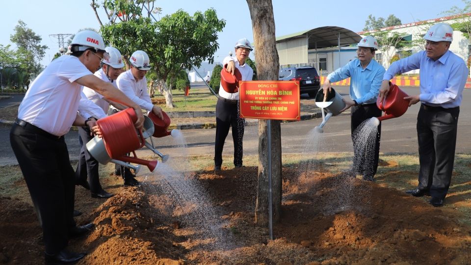 Phó Thủ tướng Nguyễn Hoà Bình trồng cây lưu niệm tại Nhà máy Alumin Nhân Cơ.jpg