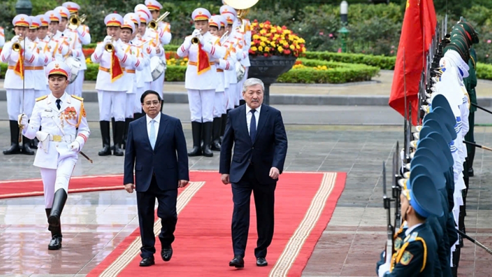 Prime Minister Pham Minh Chinh hosted a welcoming ceremony in Hanoi on March 6 for Kyrgyzstan’s Prime Minister Adylbek Kasimalyev who arrived there the previous day for an official visit to Vietnam. 1.jpg