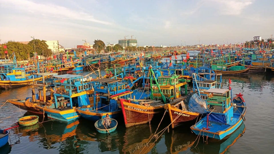 Tàu cá đang neo đậu trên sông Cà Ty TP Phan Thiết.jpg