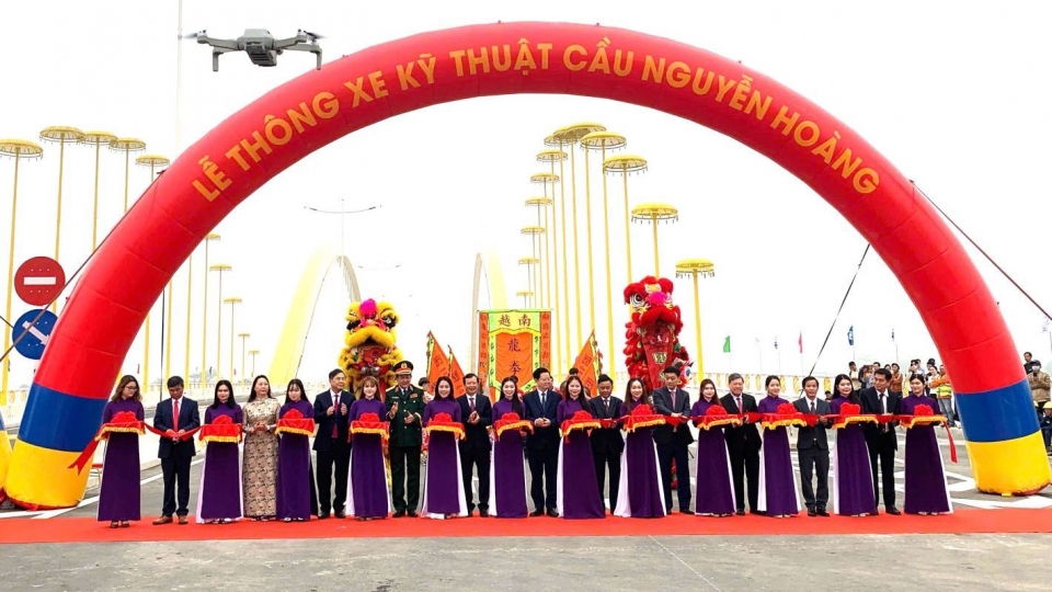 Thông xe kỹ thuật cầu Nguyễn Hoàng bắc qua sông Hương, thành phố Huế.jpg