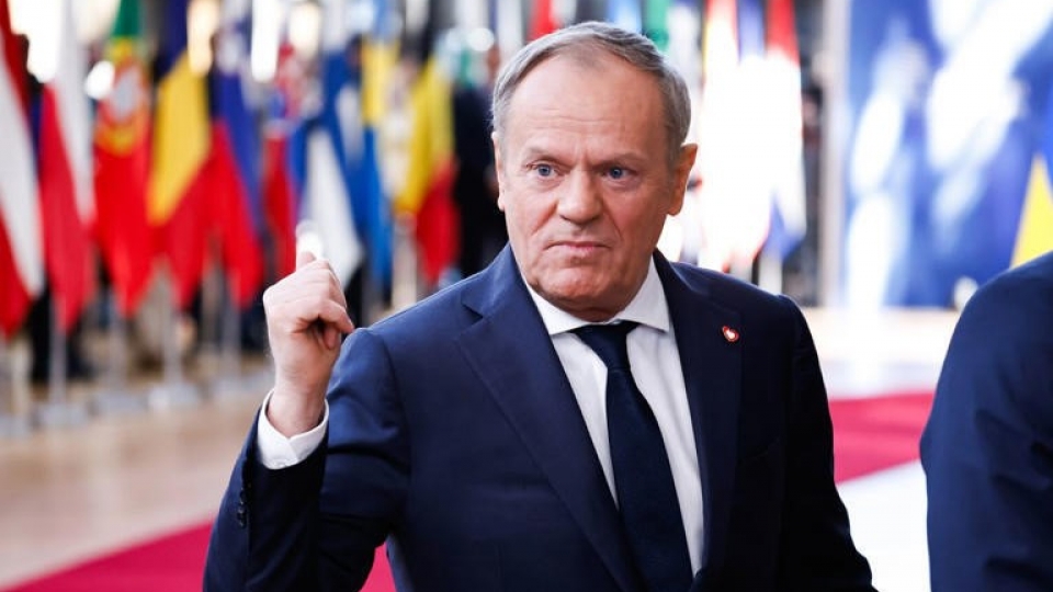 Thủ tướng Ba Lan Donald Tusk đến dự cuộc họp đặc biệt của Hội đồng châu Âu tại Brussels, Bỉ, ngày 06.03.2025 (Ảnh-msn.com).jpg