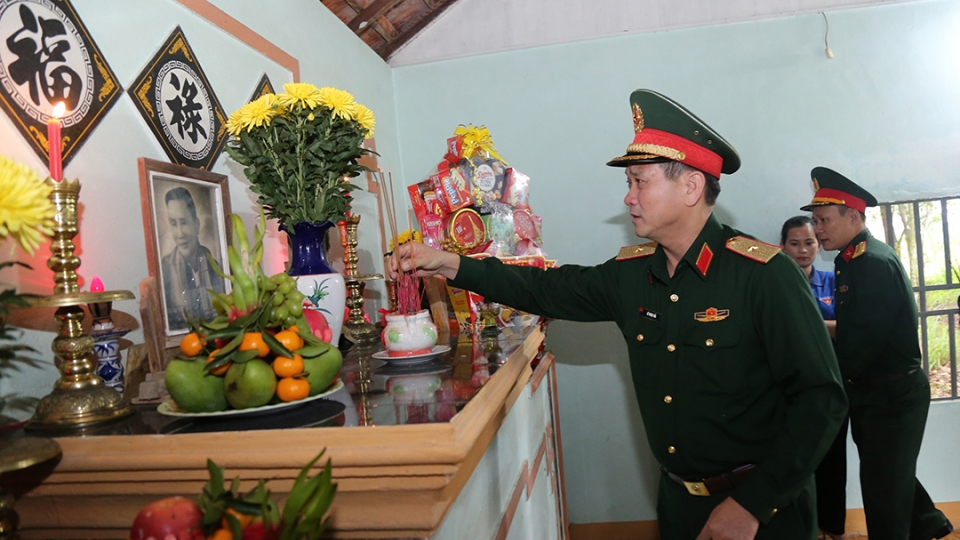 Thiếu tướng Lê Ngọc Hải, Tư lệnh Quân khu 5 và Đoàn dâng hưởng tưởng nhớ tri ân đồng chí Nguyễn Hường.JPG