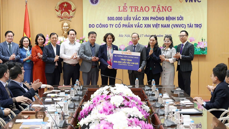 VNVC presents 500,000 doses of measles vaccines to Ministry of Health.jpg