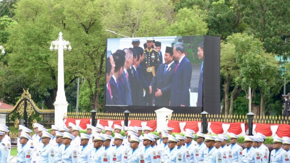 Welcoming ceremony for General Secretary To Lam and his spouse at the Indonesian Presidential Palace.jpg