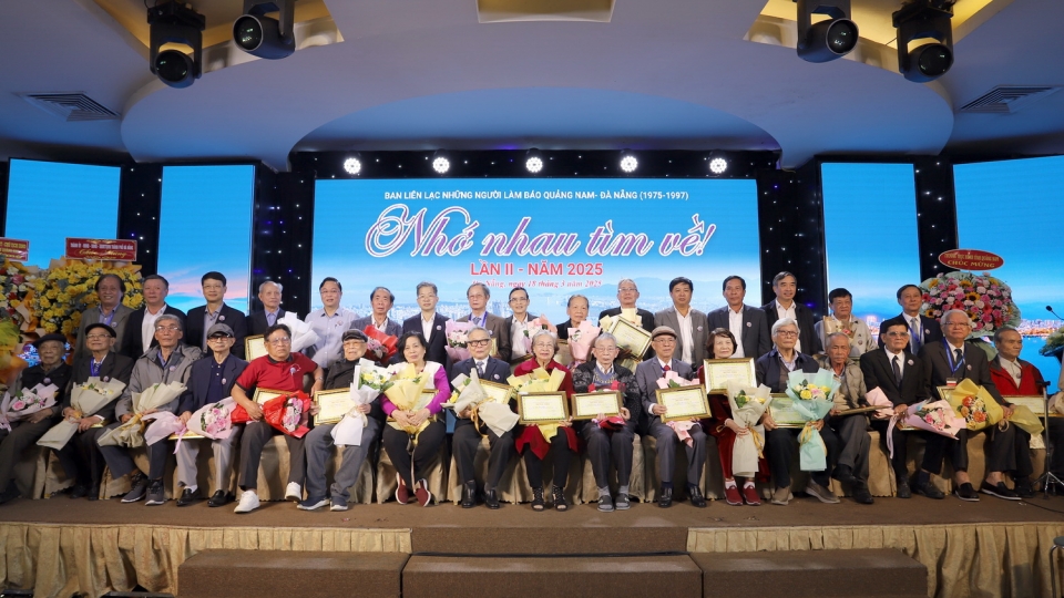 ban_lien_lac_nhung_nguoi_lam_bao_quang_nam_-_da_nang_trao_qua_mung_tho_30_nha_bao_lao_thanh_tu_75_tuoi_tro_len_da_den_du_buoi_gap_mat.jpg