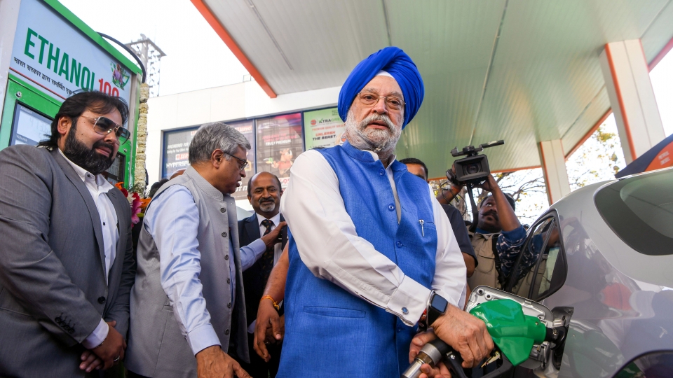 bo_truong_bo_dau_mo_va_khi_dot_an_do_hardeep_singh_puri_trong_buoi_ra_mat_xang_e100_tai_mot_cua_hang_ban_le_xang_dau_o_thu_do_new_delhi_anh_ani.jpg