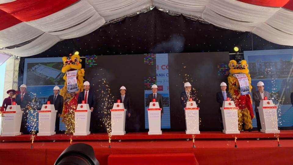 cac_dai_bieu_bam_nut_khoi_cong_du_an_nha_may_che_bien_cat_thach_anh_cong_nghe_cao_tai_khu_cong_nghiep_phong_dien.jpg