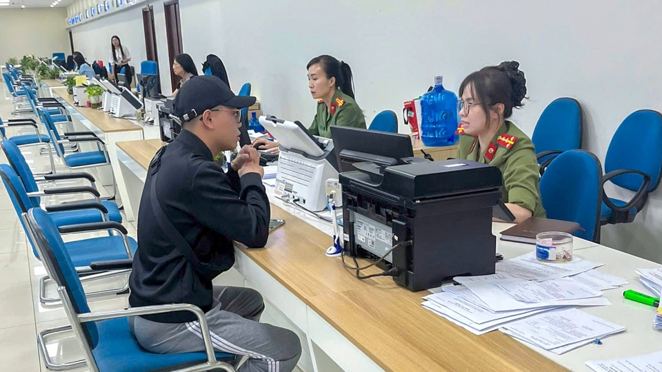 can_bo_cac_so_nganh_phong_ban_xa_phuong_thuoc_cac_linh_vuc_thuong_xuyen_phat_sinh_ho_so_tthc_duoc_bo_tri_co_dinh_tai_trung_tam_phuc_vu_hanh_chinh_cong_quang_ninh.jpg