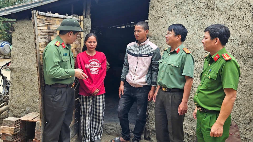 can_bo_cong_an_khao_sat_thuc_te_ve_nha_o_va_tam_tu_nguyen_vong_cua_nguoi_dan_kon_tum.jpg