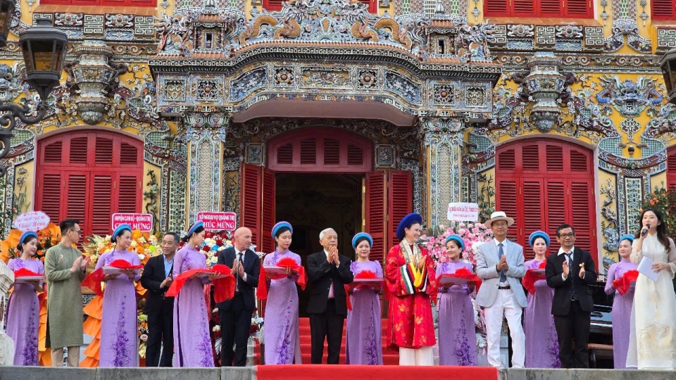 cat_bang_khai_mac_trien_lam_tranh_cua_vua_ham_nghi_tai_dien_kien_trung_dai_noi_hue.jpg