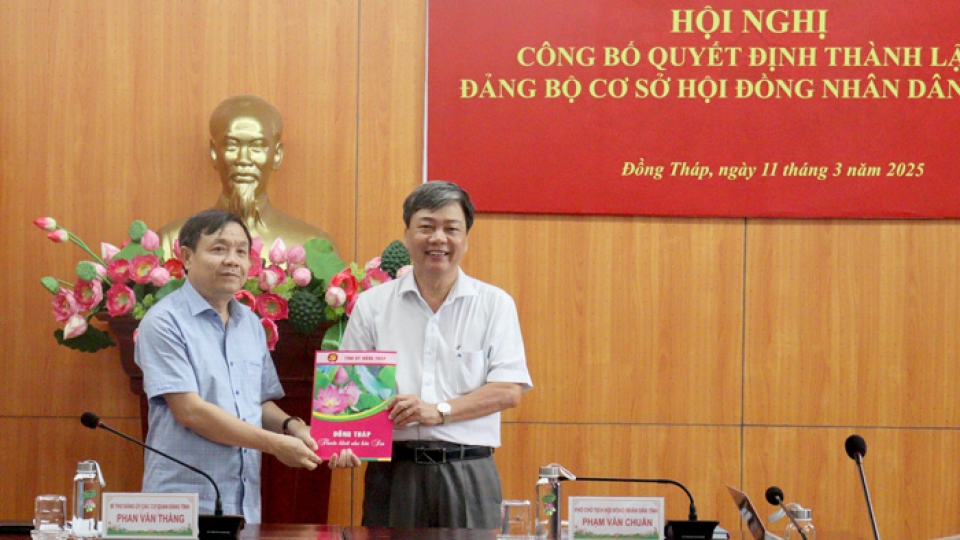 chu_tich_hdnd_dong_thap_phan_van_thang_trao_quyet_dinh_anh_khai_han.jpg