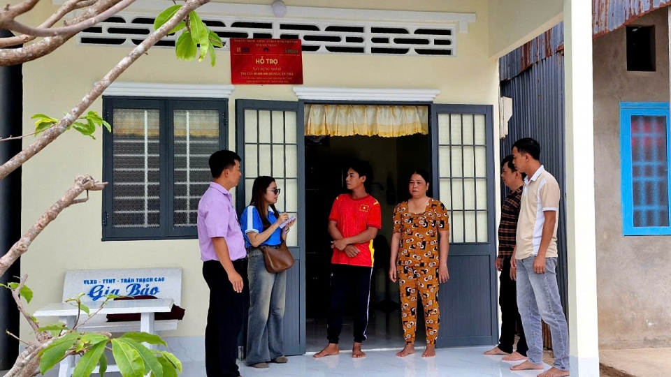 chuong_trinh_xoa_nha_tam_nha_dot_nat_giup_ho_ngheo_co_noi_o_on_dinh.jpg