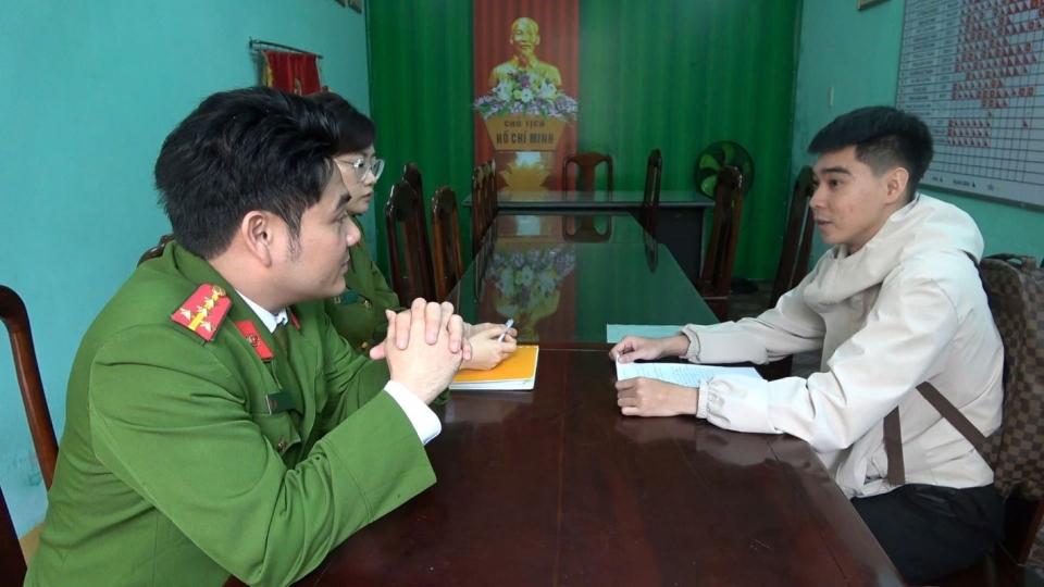 cong_an_phuong_an_cuu_huong_dan_anh_nguyen_van_hung_lam_thu_tuc_tra_lai_tien_cho_nguoi_chuyen_khoan_nham.jpg