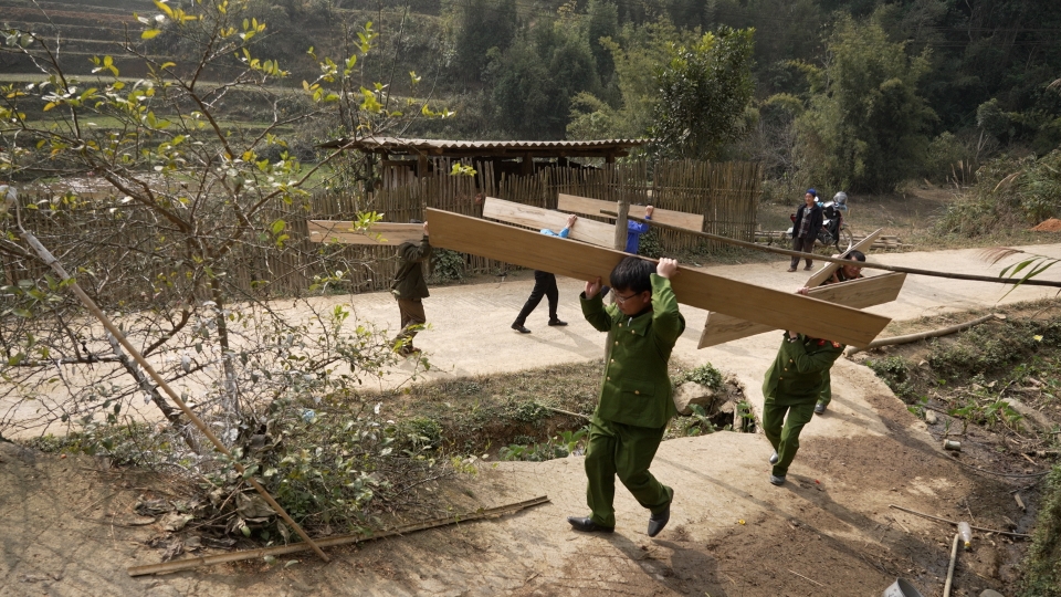 cong_an_xa_giup_nhan_dan_van_chuyen_nguyen_vat_lieu_de_lam_nha.jpg