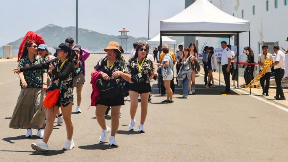 cruise passengers.jpg