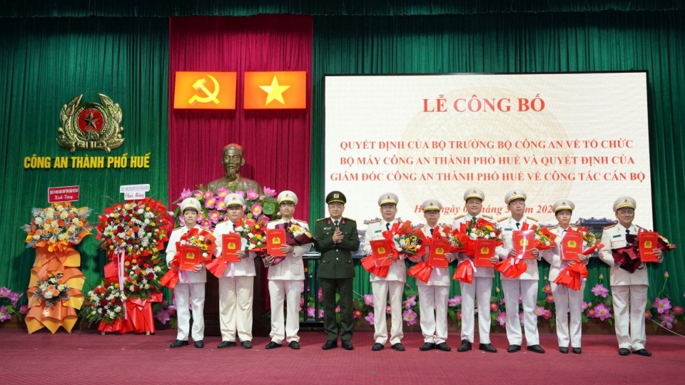 dai_ta_nguyen_thanh_tuan_giam_doc_cong_an_thanh_pho_hue_trao_quyet_dinh_cho_cac_dong_chi_truong_phong_nghiep_vu.jpg