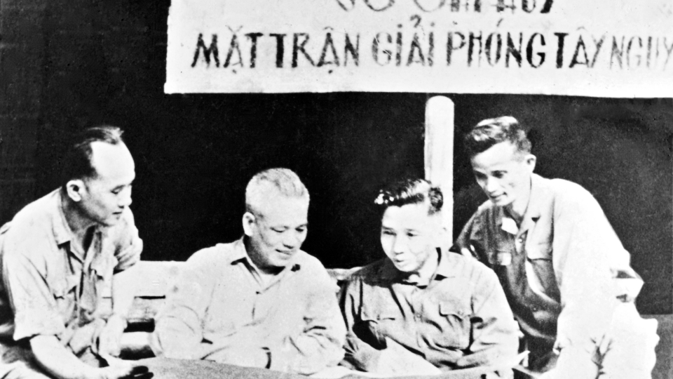 dai_tuong_van_tien_dung_dc_bui_san_dc_huynh_van_can_tai_so_chi_huy_mat_tran_giai_phong_tay_nguyen_3.1975_1.jpg