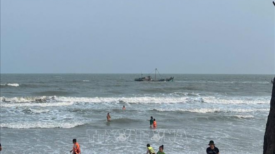 Seven fishermen rescued from sunken fishing vessel in Vung Tau