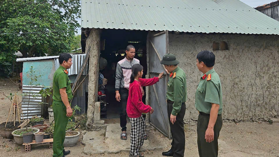 doan_cong_tac_bo_cong_an_khao_sat_thuc_te_chuan_bi_ho_tro_xay_dung_1.400_can_nha_tai_tinh_kon_tum.jpg