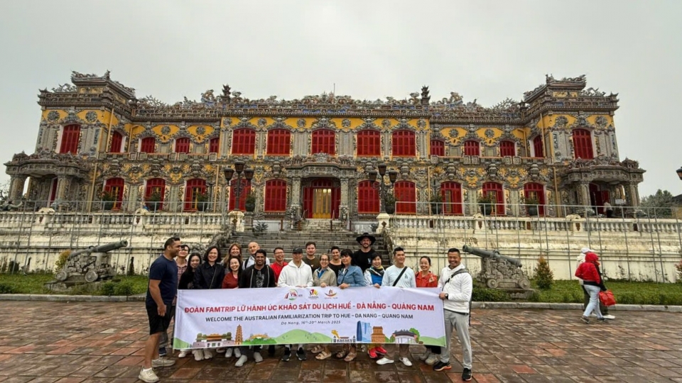 doan_famtrip_tham_quan_tai_dien_kien_trungdai_noi_hue.jpg