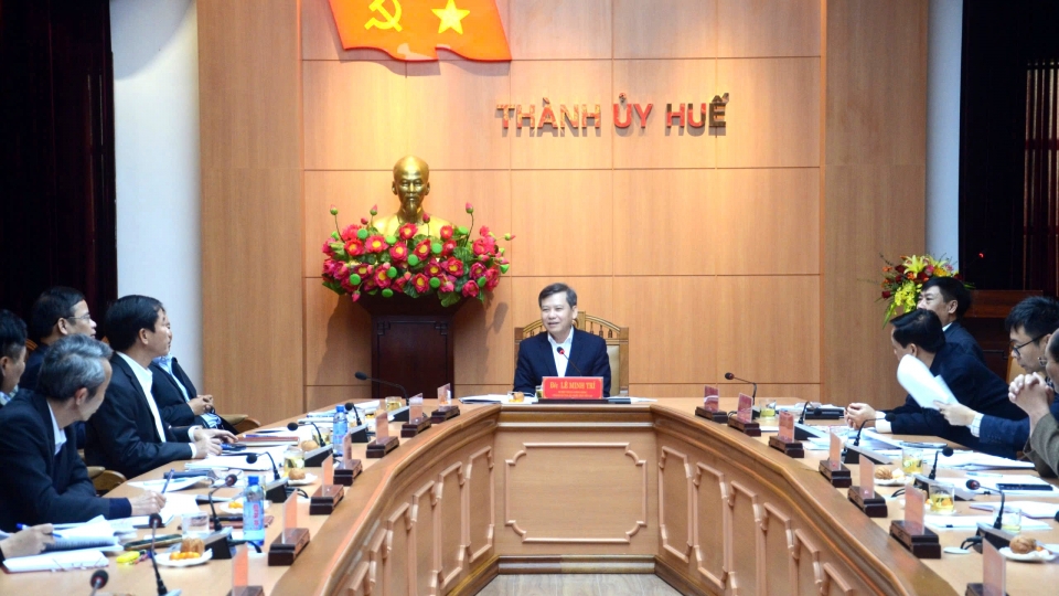 doan_kiem_tra_cua_bo_chinh_tri_lam_viec_voi_ban_thuong_vu_thanh_uy_hue.jpg