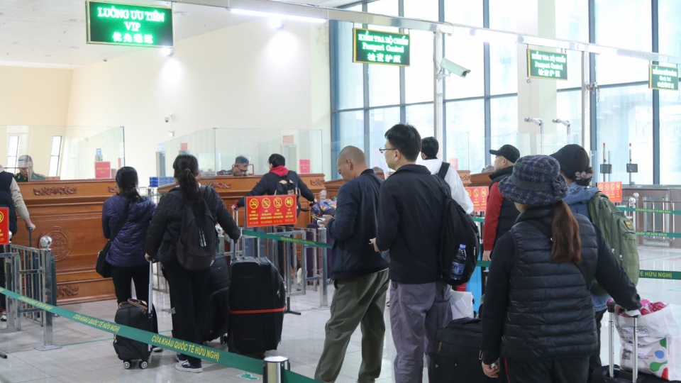 don_bien_phong_cua_khau_quoc_te_huu_nghi_da_lam_thu_tuc_cho_tren_69.000_luot_hanh_khach_xuat_nhap_canh_bang_ho_chieu_va_giay_thong_hanh.jpg
