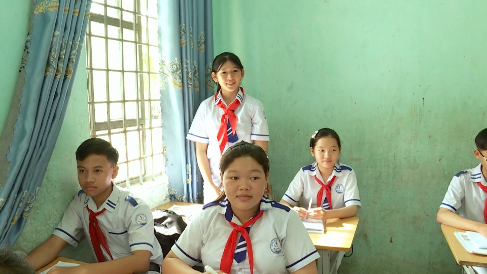 hoc_sinh_phu_huynh_vui_mung_truoc_chinh_sach_mien_hoc_phi.jpg